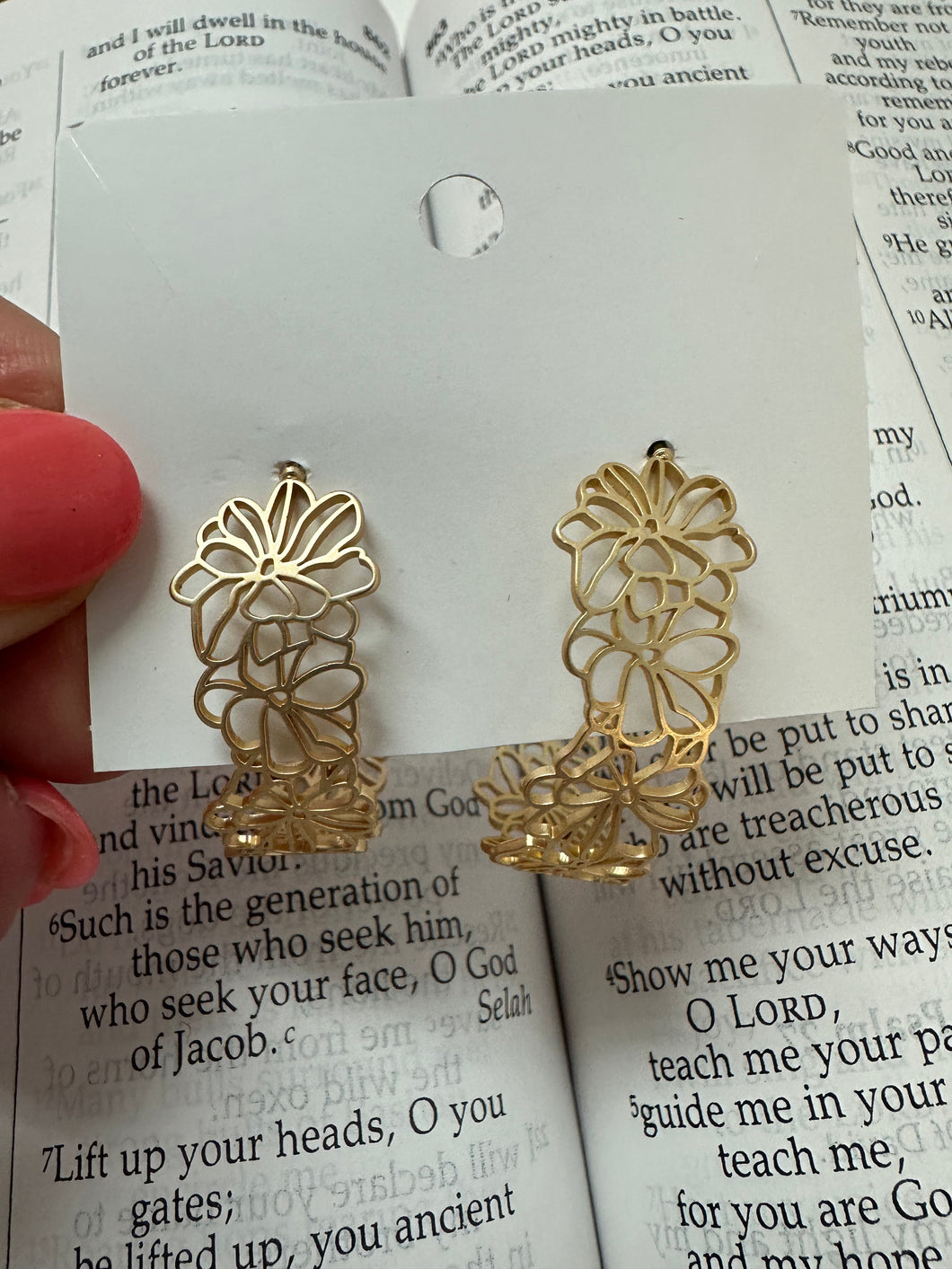 Flower cut out hoop earrings